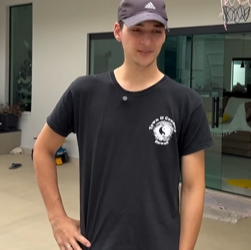 T1722010 Minha amiga ficou grávida, mais sua mãe pensava que ela era uma santa.