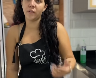 T1321015 Menina inteligente expõe madrasta na frente do pai