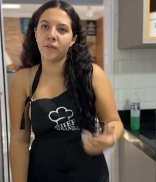 T1321015 Menina inteligente expõe madrasta na frente do pai