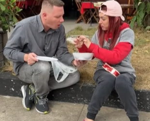 T1321017 Moradora de rua encontra anel muda destino de um milionário part2