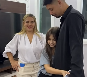 T1321022 Garota mimada recebe uma lição