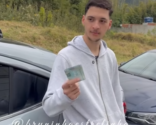 T0421015 mãe dele pegou reais da carteira dele, olha como ele reagiu