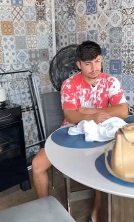 T0421022 Empregada foi acusada pelo patrão mas no final patrão iria se arrepender part2