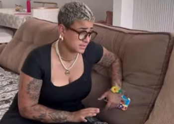 T1102006 Minha vizinha tinha péssimo hábito de sentir cheiro da comida toda vez que trazia isso aconteceu com ela