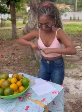 T1021010 Elas disputavam para ver quem vendia mais laranjas! part2