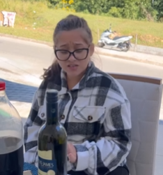 T1102004 Convidou suas amigas para comer em um restaurante, assim elas se comportaram part2