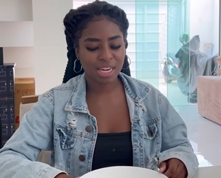 T1702003 Está camponesa guardava chave debaixo de um vaso, olha que vizinha fazia com ela