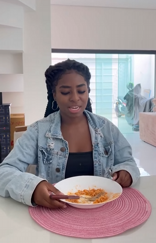 T1702003 Está camponesa guardava chave debaixo de um vaso, olha que vizinha fazia com ela