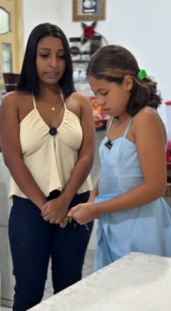 T0302012 MADRASTA SE IRRITA COM ENTEADA JOGA ÁGUA NELA QUE PAI FAZ NO FINAL CHOCA!