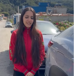 T0421001 Ele fazia sua irmã acreditar que levava mãe no carro