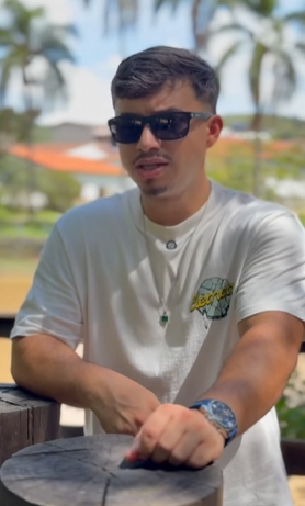 T1422012 Ela perdeu mamata, marido ao invés de dar dinheiro pra ela deu dinheiro pra própria escola porque descobriu toda verdade