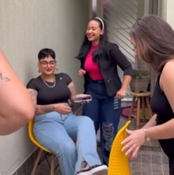 T1122003 Mulher chegou de Nova York com um iPhone para suas três irmãs part2