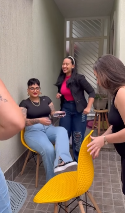 T1122003 Mulher chegou de Nova York com um iPhone para suas três irmãs part2