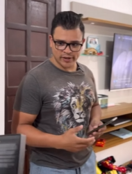 T0700004 Filha m1mada recebe lição de seu pai part2