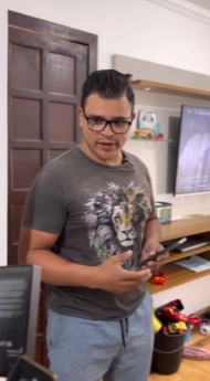 T0700004 Filha m1mada recebe lição de seu pai part2