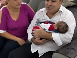 T1302009 esposo queria um menino mas ela só dava luz meninas pagou para trocar las. part2