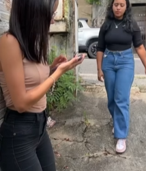 T1122006 Comprou um celular de mil reais olha as condições que ela vivia part2