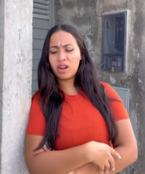 T1322004 Ela usou dinheiro do seu negócio para ajudar dar às pessoas sem pensar em si mesmo. part2