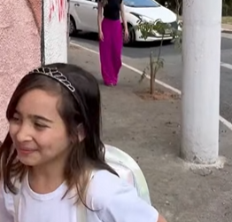 T1322006 professora maltratava essa menina sem conhecê la, até que vida lhe deu essa lição. part2