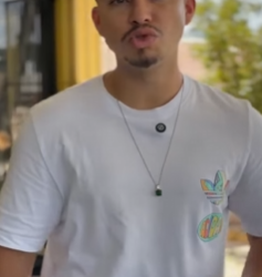 T1402003 Ela quer competir com enteada