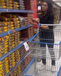 T0700003 Milionária recompensa criança por sua humildade