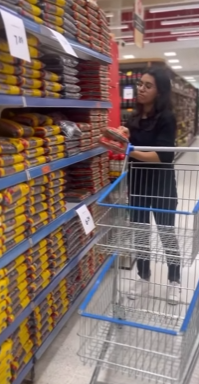 T0700003 Milionária recompensa criança por sua humildade