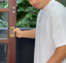 T1422016 Ele comprou material pra filha mas se sentiu desconfortável quando enteado pediu também part2