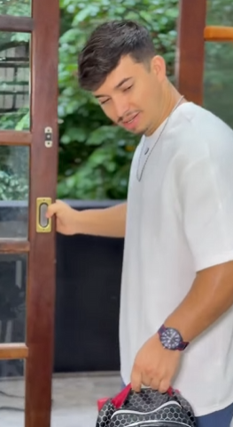 T1422016 Ele comprou material pra filha mas se sentiu desconfortável quando enteado pediu também part2