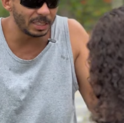 T1722001 Ela estava passeando no parque derrepente