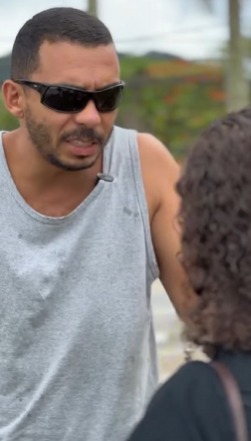 T1722001 Ela estava passeando no parque derrepente