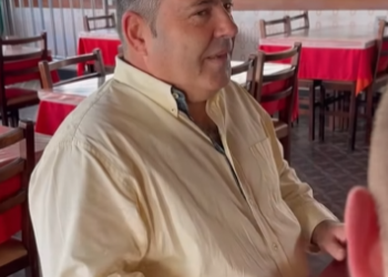 T1321003 Eles confundiram com um garçom por causa de sua cor de pele part2