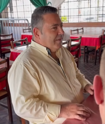 T1321003 Eles confundiram com um garçom por causa de sua cor de pele part2