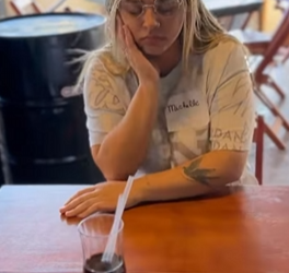 T1321010 Ela rejeitada em um encontro de namoro mas no final encontra amor. part2