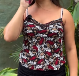 T1722001 O sorriso dela esconde algo que poucos perceberam…