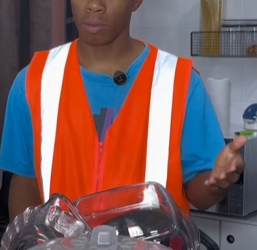 T0722018 mulher desmascarada