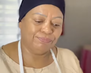 T0122002 Fez pagamento do salário da funcionária com pó de café