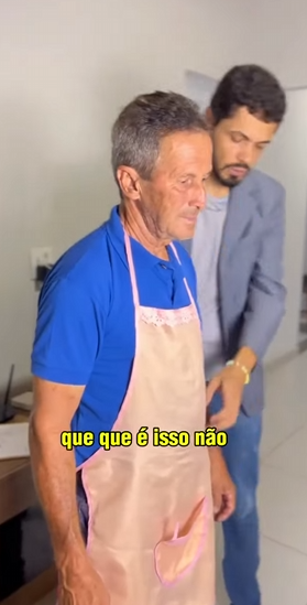 T0102008 sogro está fazendo serviços na casa porque nora obriga ele limpar casa toda