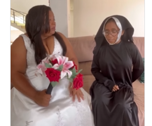 T1104008_Ela beijou noivo da sua mãe prestes casar!