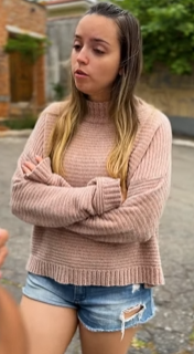 T1104016_A mãe do meu namorado passou dos limites! Ela não aceita o tipo de roupas que uso e esta causando brig4s entre nós 😥😐