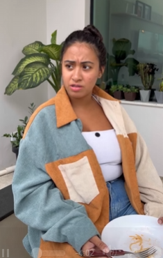 T0622002_Ela testou comida das amigas dessa maneira voc