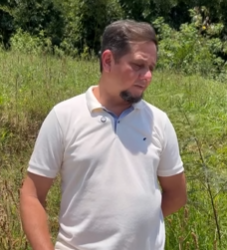 T1322013_Este homem não pode falar com mulheres porque sua esposa não permite