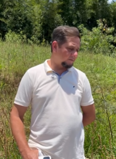 T1322013_Este homem não pode falar com mulheres porque sua esposa não permite