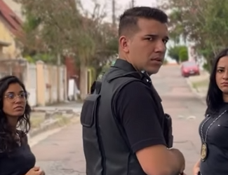 T0700007 Nunca mexa com filha de um comandante