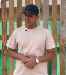 T0622001 Levou as amigas para casa do vizinho. Não queria que elas vissem casa de verdade. part2