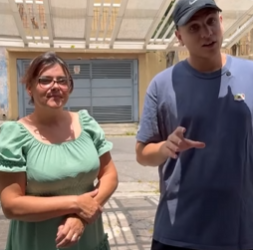 T1122011 Essa mulher vendia sopa olha como servia, por essa razão não devemos comer em todo lugar part2