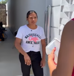 T0422001 Sua família foi visitá la por alguns dias acabaram ficando semanas. part2