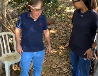 T0904012 Estenda sempre um ombro amigo ao próximo