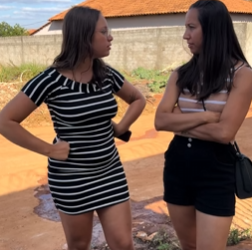 T0304004 Ela chama ele de ladrão por estar lavando próprio carro!