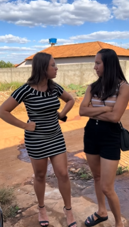 T0304004 Ela chama ele de ladrão por estar lavando próprio carro!