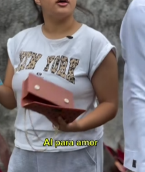 T1222003 Ele julgou moça pela aparência